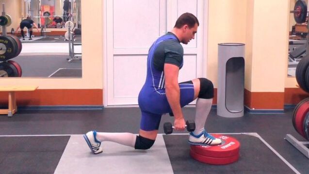 Exercice « Fentes » avec des haltères, augmentant la puissance masculine